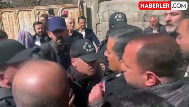 Van'da başkanlık DEM'den AK Parti'ye geçti, sokaklar savaş alanına döndü