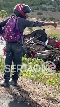 Idoso morre após capotar caminhão em rodovia de Alagoas