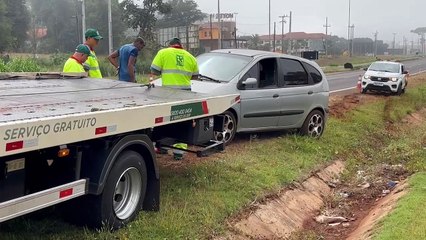 Saída de pista deixa fluxo interrompido em uma das pistas na BR-277 em Cascavel