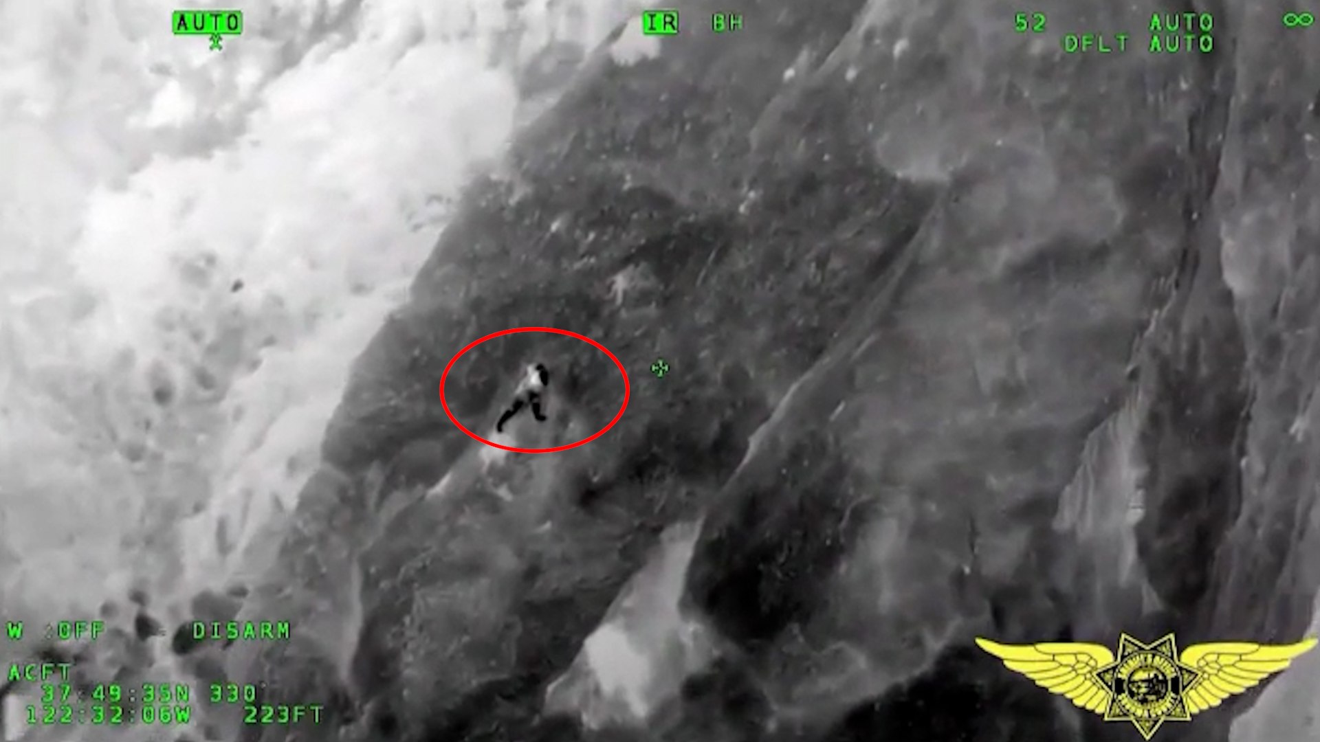 Rescatan a un hombre tras quedar colgado en un acantilado