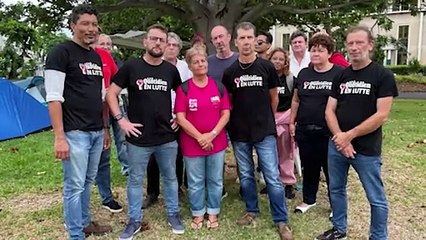 Les journalistes du Quotidien campent devant le tribunal