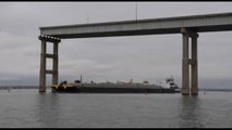 Passa la prima nave tra le macerie del ponte crollato a Baltimora
