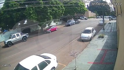 Câmera registra colisão entre Kombi e Corolla