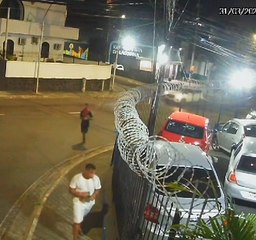 Dupla é flagrada ateando fogo em carro estacionado em loja