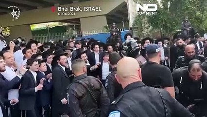 شاهد: الحريديم يغلقون طريقاً حيوياً في إسرائيل احتجاجاً على محاولات تعديل قانون يعفيهم من التجنيد