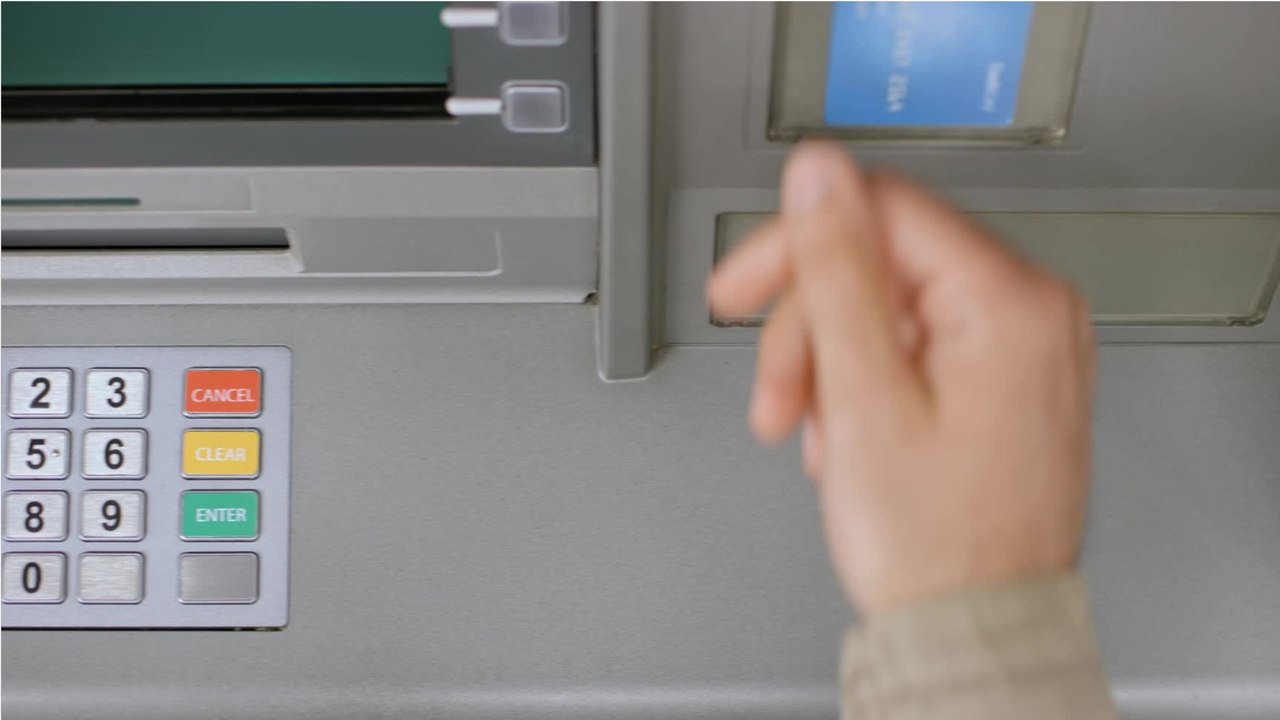 Crédit Agricole : pourquoi des distributeurs automatiques demandent de taper deux fois le code de carte bleue (OK)