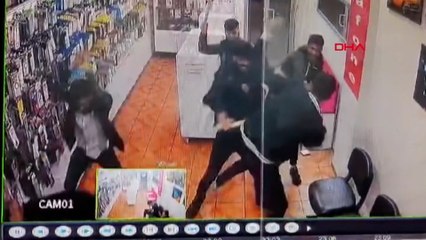 Diyarbakır'da iş yerine giren 5 şüphelinin sopalı saldırısı kamerada