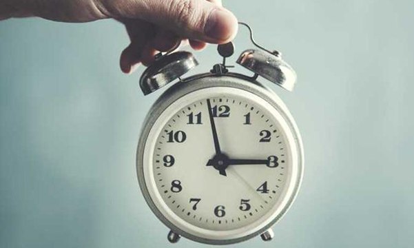 العلماء يحذرّون من مخاطر تغيير الساعة إلى التوقيت الصيفي