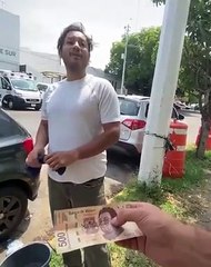 Millonario regala fajo de billetes a lavacoches honesto para salvar a su esposa