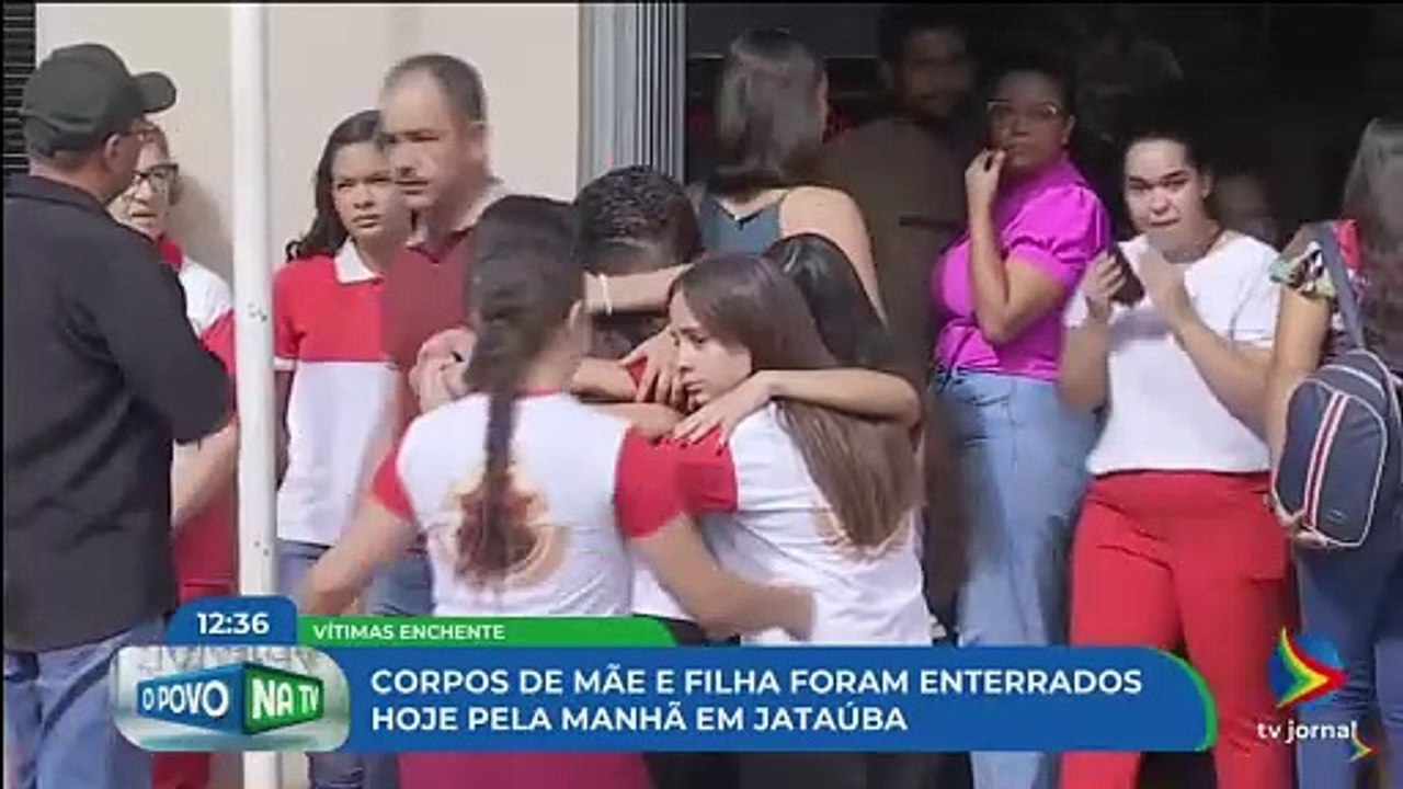 Mãe e filha mortas em carro submerso são enterradas sob grande comocao