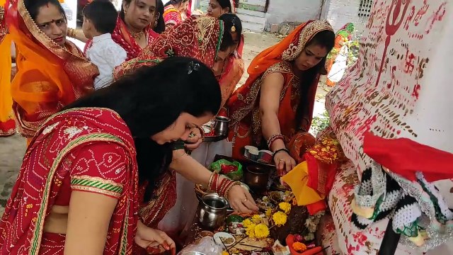 Video... महिलाओं ने अष्टमी पर शीतला माता का पूजन किया