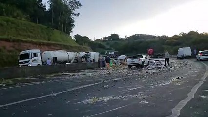 Caminhão carregado de azeitonas tomba na Serra do Cadeado