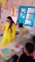 شنوة هذا ؟؟؟؟ شكون عطاها الحق بش توصل تدخل للقسم اصلا ؟ وعلاه تعمل مع المعلمة كيما هكا ؟ و علاه عملت هكا مع تلميذة ؟؟ ‍♂️‍♂️‍♂️