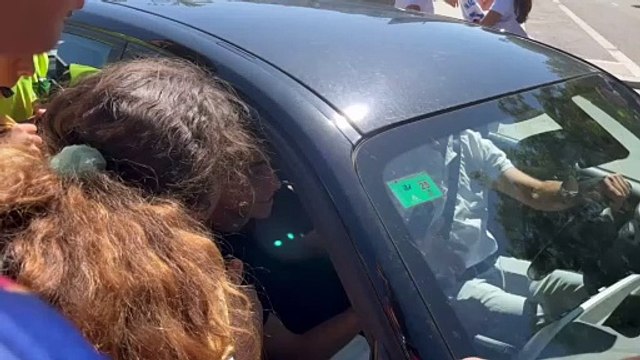 Fermín López se para a firmar autógrafos con los aficionados el día de su renovación