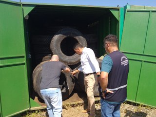 Tiago leva imprensa e autoridades ao lote de pneus da Receita