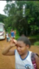 Ônibus escolar fica pendurado em ponte e pai se desespera: "Minha filha quase morre"