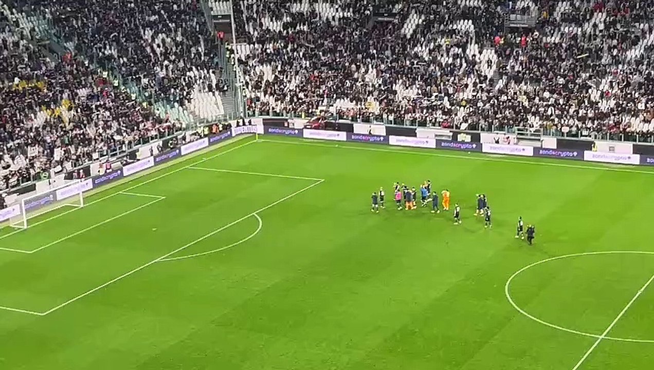 Juve - Lazio, squadra sotto il settore ospiti al triplice fischio