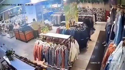 Chão colapsa em centro comercial chinês. Duas pessoas ficaram feridas
