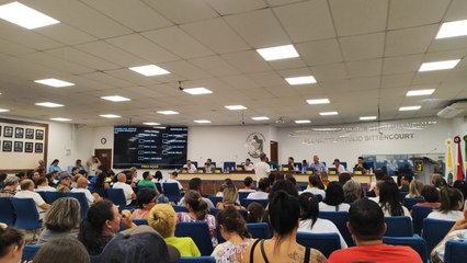 Manifestantes pedem exoneração do secretário de Saúde de Barra Velha