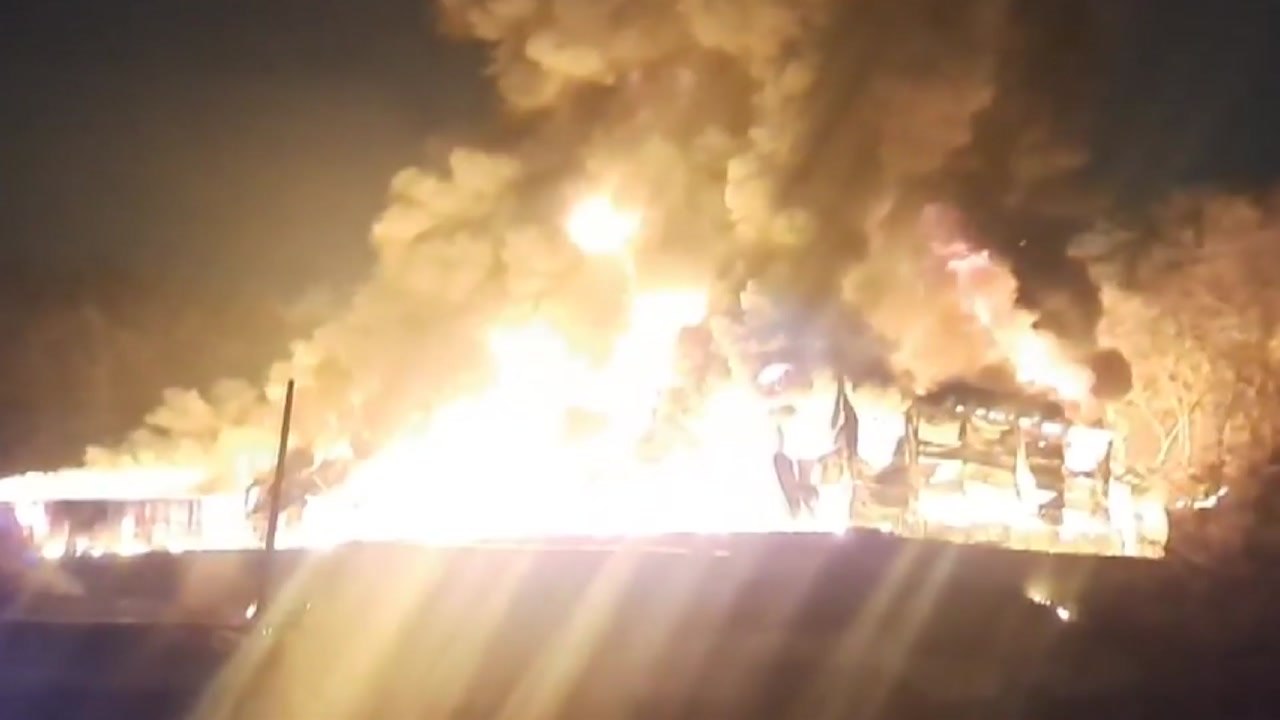 파주 플라스틱 제조 공장 불...1,980㎡ 규모 건물 전소 / YTN