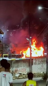 Ônibus da Integra pega fogo dentro da garagem em Praia Grande