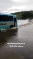 Motorista de ônibus escolar foi flagrado arriscando a vida de estudantes em passagem molhada em Quixeramobim, interior do Ceará