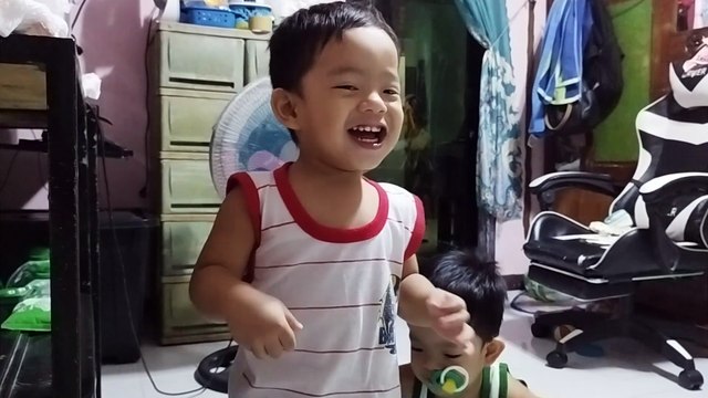 ang saya naman ng kambal