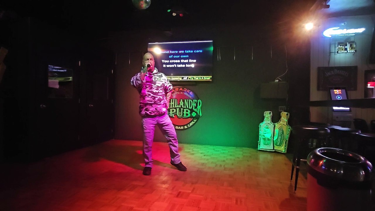 JASON ALDEAN - TRY THAT IN A SMALL TOWN (PERFORMED AT THE HIGHLANDER)