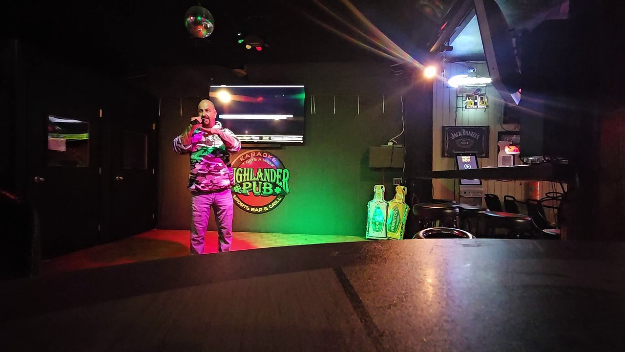 IRON MAIDEN - REMEMBER TOMORROW (PERFORMED AT THE HIGHLANDER)