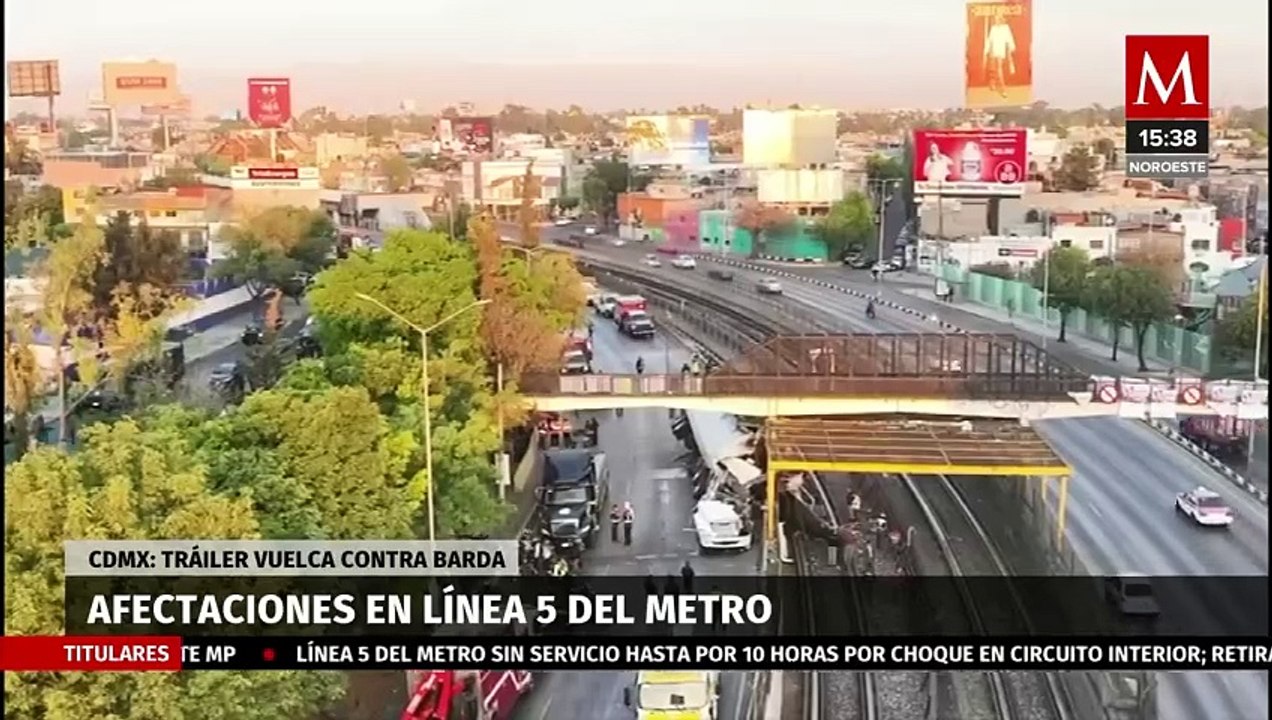 Avanzan las labores para retirar tráiler que volcó contra barda de la L5 del Metro