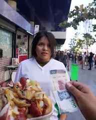 Millonario pone a prueba a jovencita de la calle por un plato de comida y le da un fajo de billetes