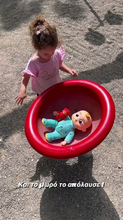 Χριστίνα Μπόμπα: Στην παιδική χαρά με τις δίδυμες κόρες της, Αριάνα και Φιλίππα (2)