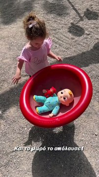 Χριστίνα Μπόμπα: Στην παιδική χαρά με τις δίδυμες κόρες της, Αριάνα και Φιλίππα (2)