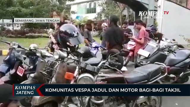 Komunitas Vespa Jadul dan Motor Bagi-bagi Takjil