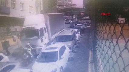 Park halindeki araçlara çarparak ilerledi; okul kapısına metreler kala durabildi