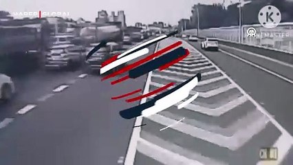 Tayvan'daki büyük depremin şiddetiyle araçlar böyle kaza yaptı