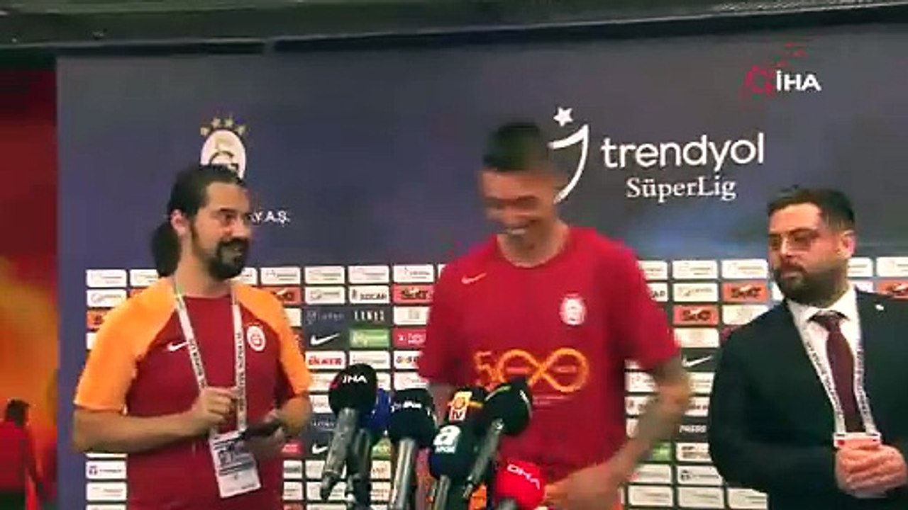 Dile kolay... 13 yılda 500 maç! Muslera röportaj veriyordu bir anda Volkan Demirel yanına geldi! Bir zamanlar düşman gibilerdi! Öyle sözler söyledi ki!