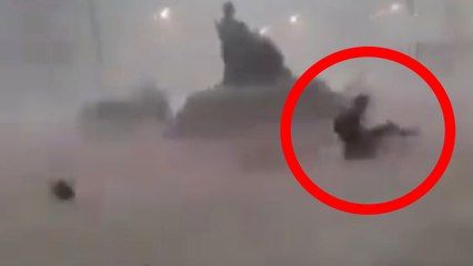 ABD’de şiddetli yağış: Yolda yürürken fırtına yüzünden havaya uçtu!