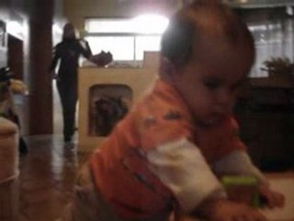 Noam 8mois se met debout