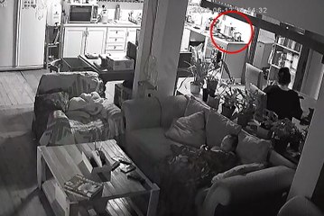 Schrecklicher Moment, als ein Schnellkochtopf explodierte mit Dampfspritzern und kochender Suppe