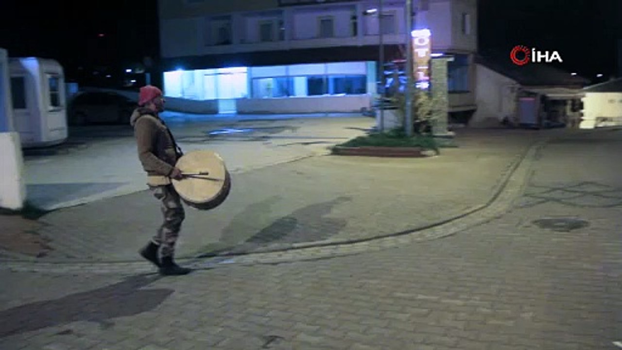 Ramazan davulcusu insanları sahura kaldırırken sokak hayvanları eşlik ediyor