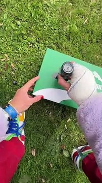 Après avoir custom les sneakers, je custom la boîte