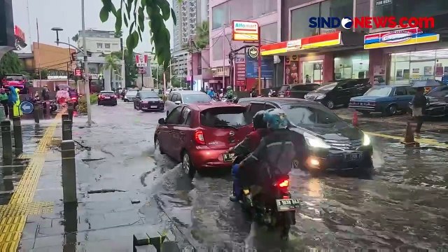 Hujan Deras, Ruas Jalan Kemang Raya Terendam Banjir 50 Cm