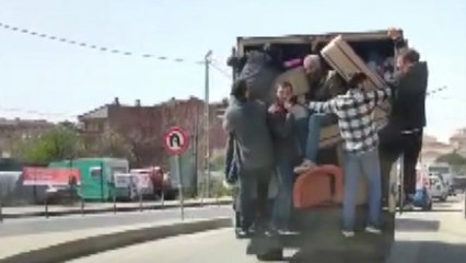 Sultangazi'de eşya dolu kamyonetin arkasında 6 kişinin tehlikeli yolculuğu kamerada