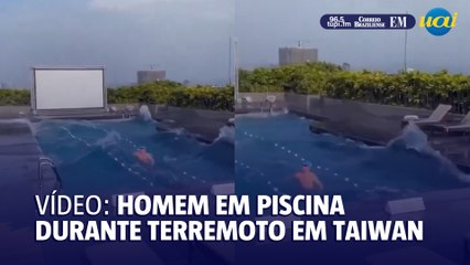 Vídeo: homem dentro de piscina durante terremoto