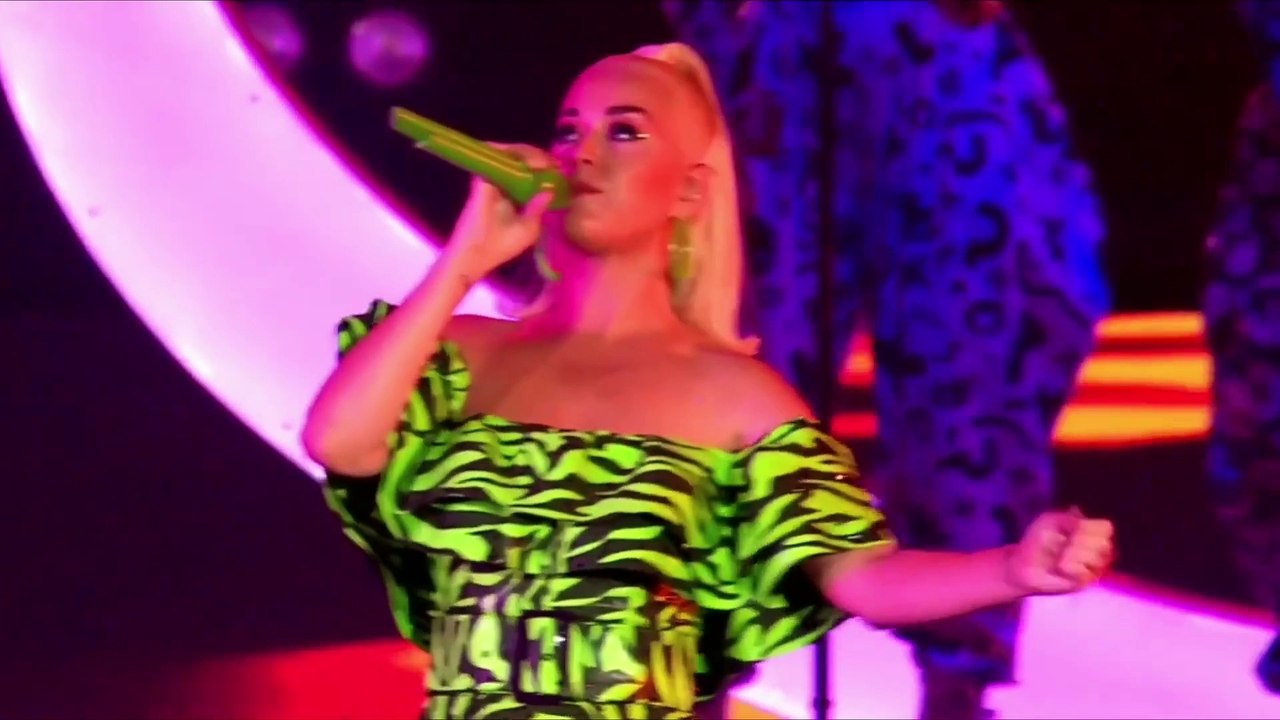 Katy Perry chante son tube "Harleys in Hawaii" en live