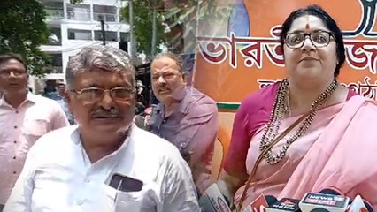 মহিলাদের দেখলেই বডি ল্যাঙ্গুয়েজ বদলে যায় চুঁচুড়ার বিধায়কের! নির্বাচন কমিশনে অভিযোগ দায়ের লকেটের