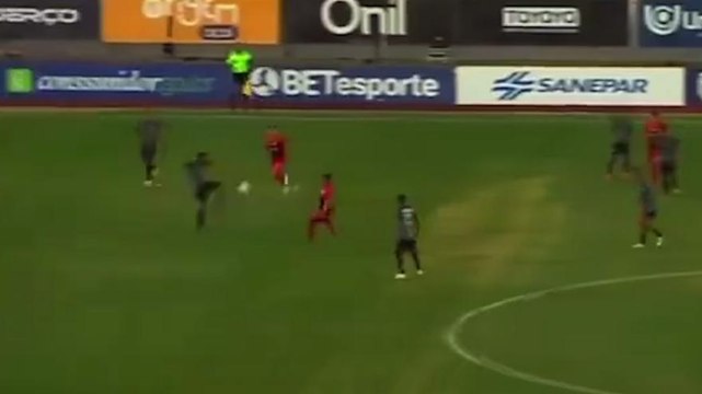 È calcio o tennis? Il pallone non cade mai!