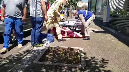 Mulher é socorrida pelo Siate após sofrer queda na Rua Sete de Setembro