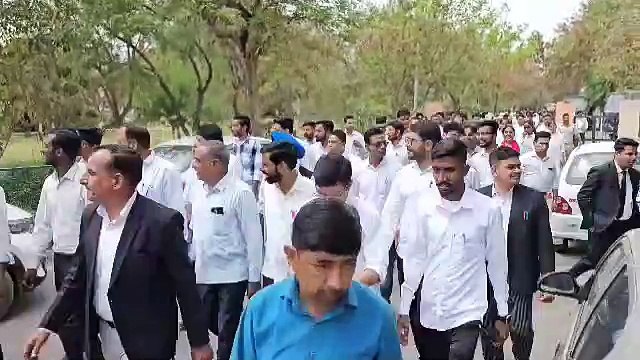 SP office surrounded, lawyers gave three days ultimatum to police to arrest the accused